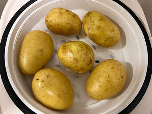 咸蛋黄焗土豆的做法 步骤1