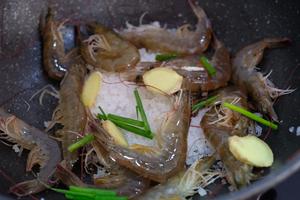 十分钟就能做好的盐焗花螺大虾的做法 步骤5