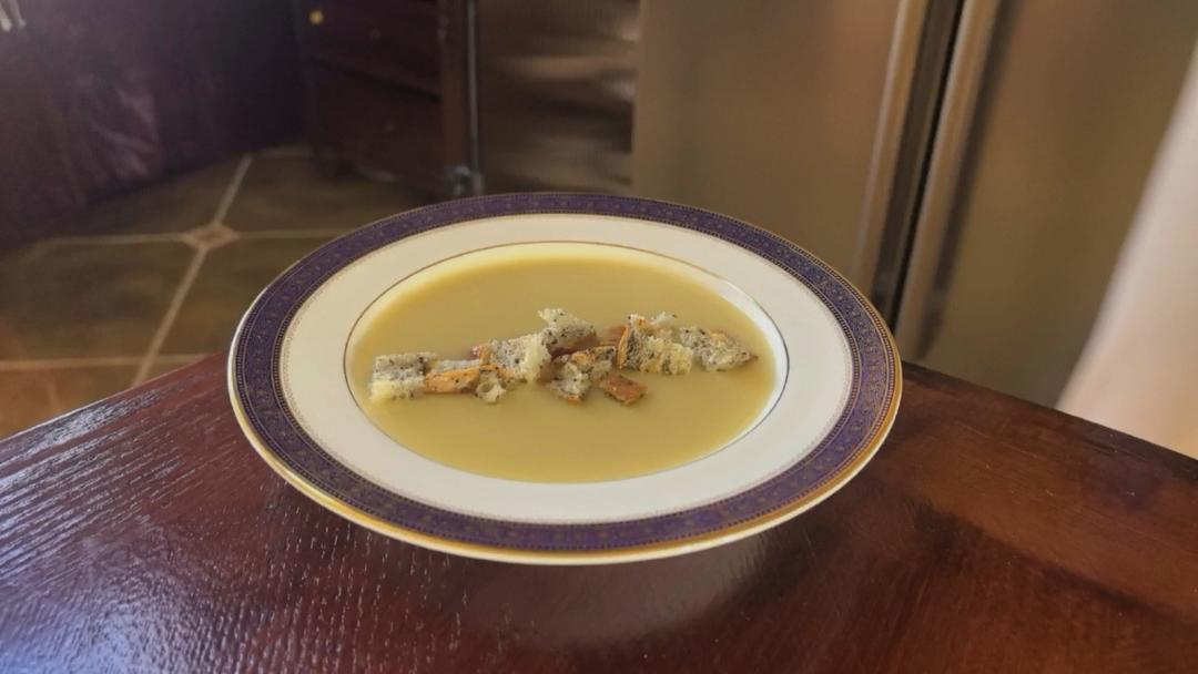 西式浓汤最让人无法拒绝的就是培根土豆浓汤，土豆在西餐当中也是很常见的，而土豆浓汤更为著名。这道浓汤的点睛之笔在于培根的使用，独特味道的培根煎至稍微有些焦口感就变得干香无比，香浓又细腻，好喝极了！