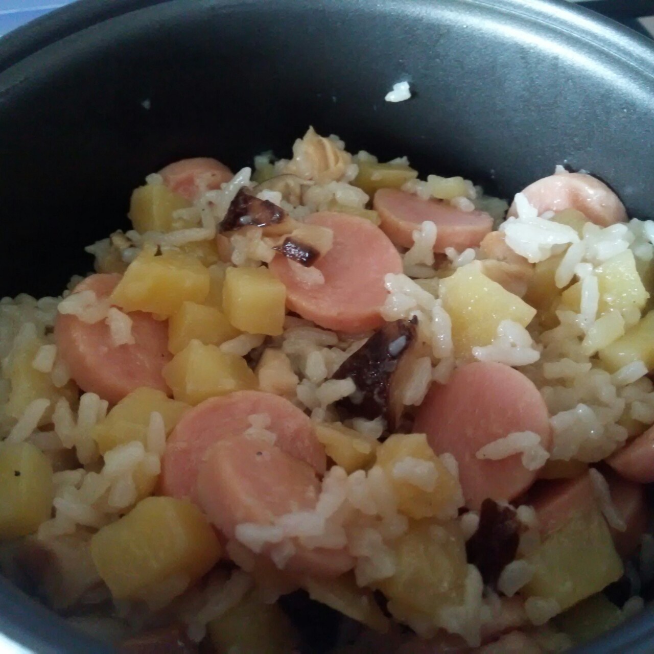 电饭锅香菇香肠饭(●´∀｀●)