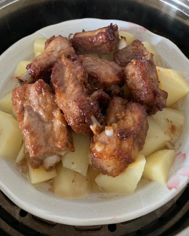 香酥排骨蒸土豆
