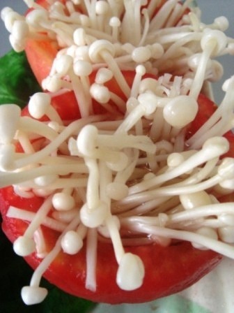 番茄盅烩清香金针菇的做法