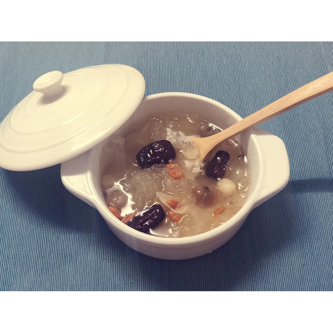 银耳红枣莲子羹Tremella jujube lotus nuts sweet soup