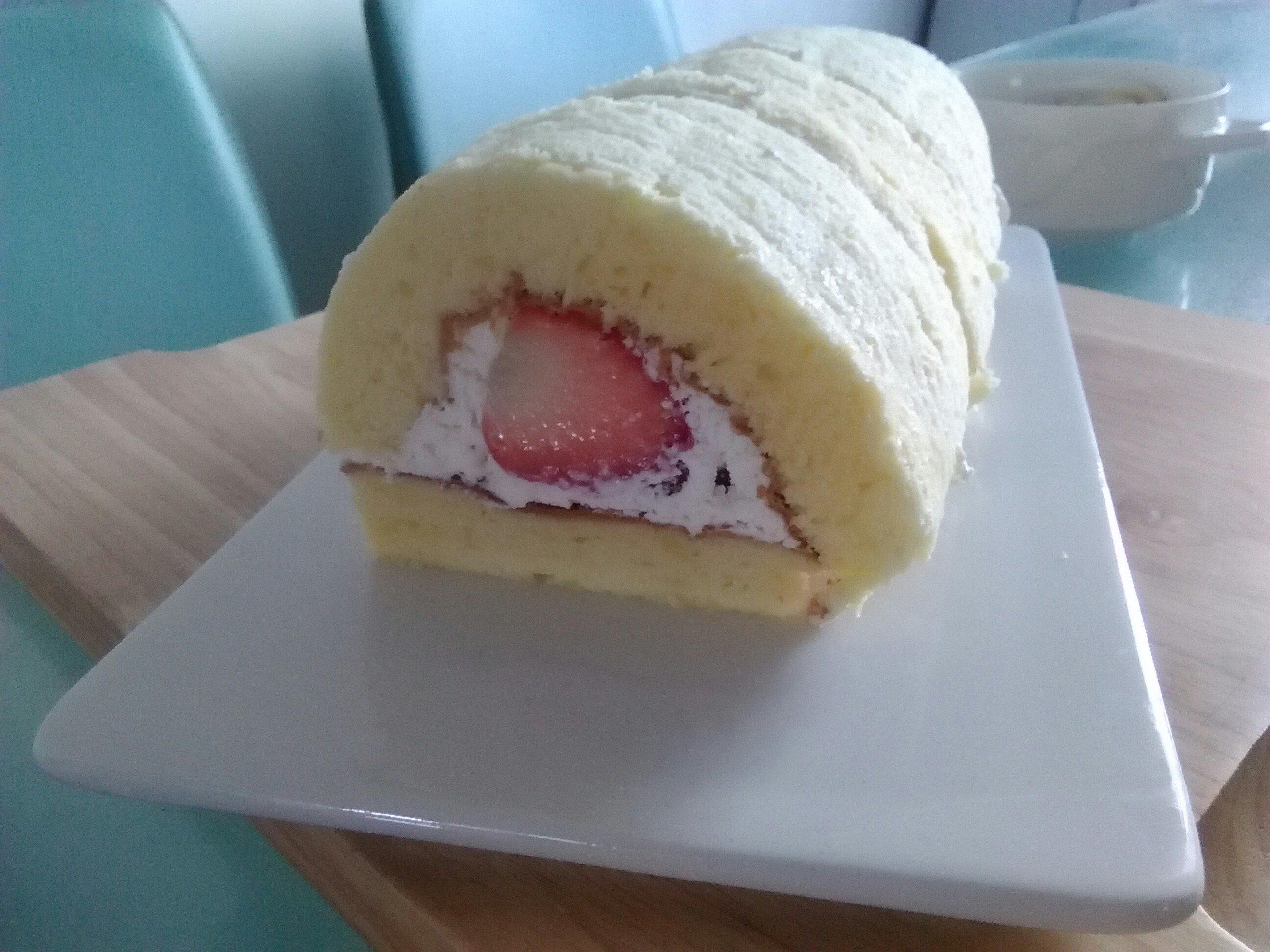草莓夹心奶油蛋糕卷的做法
