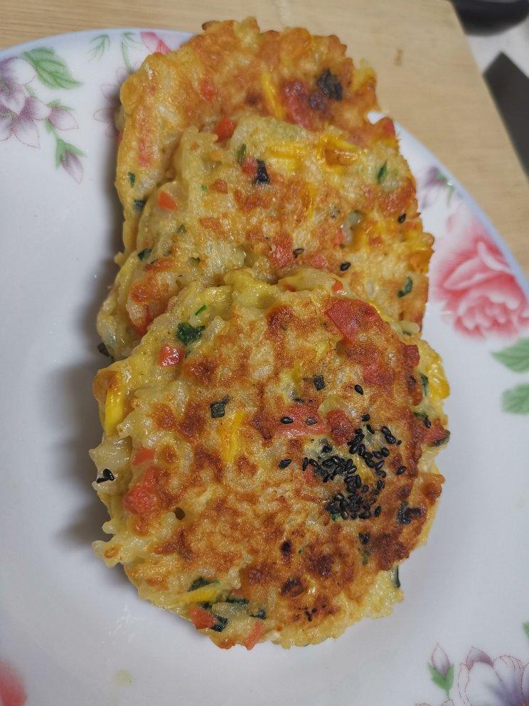 早餐蛋饼，解决剩米饭的好方法，食材随意味道超赞👍