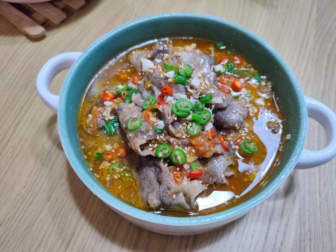 厨师长教你：“酸汤肥牛”的家常做法，金汤鲜香，酸辣开胃