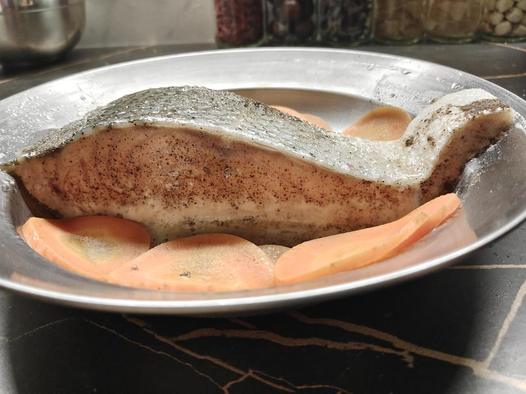 最简单的健身减脂菜--蒸三文鱼