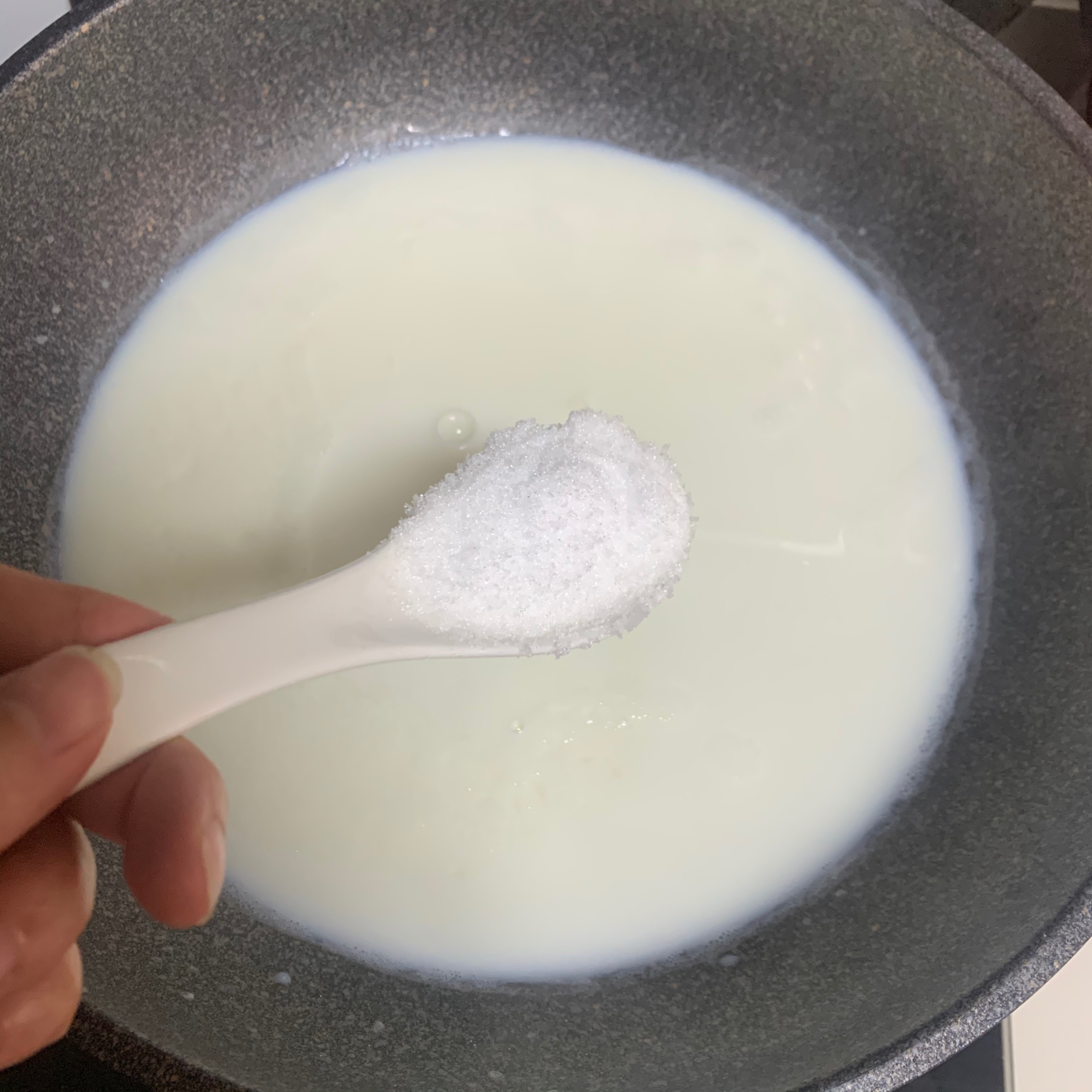 自制酸奶（牛奶➕酸奶➕糖）的做法 步骤3