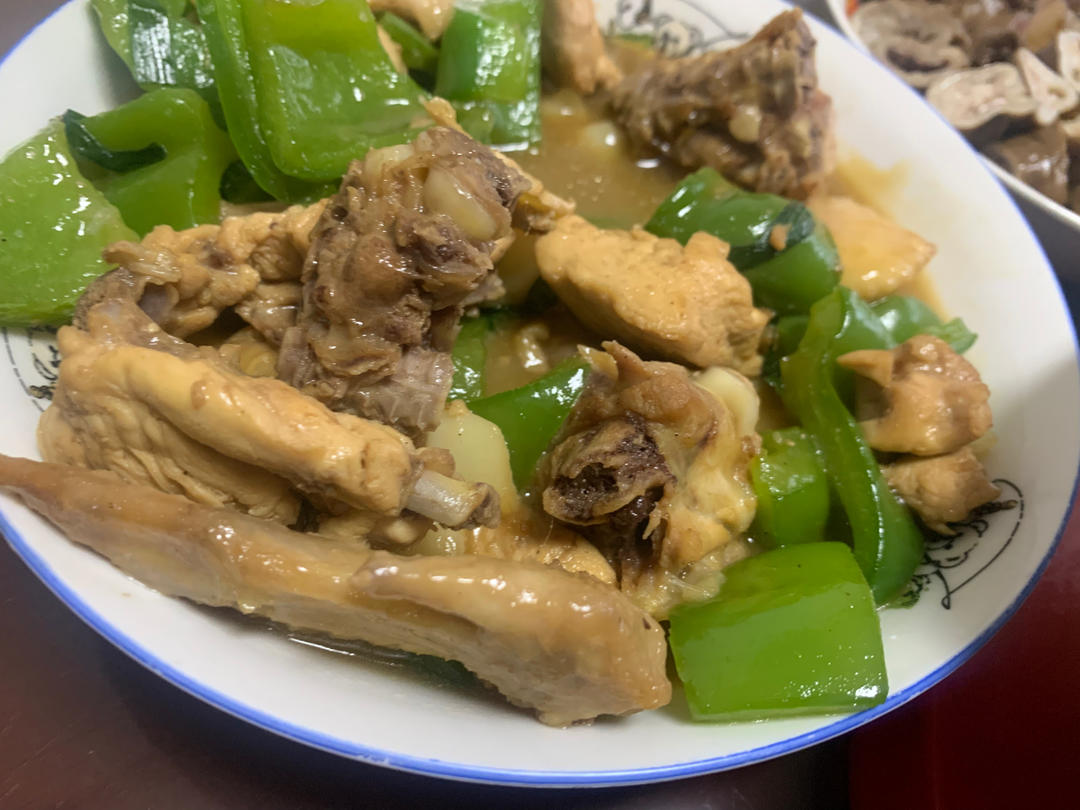 厨师长教你：“三杯鸡”的家常做法，汁香味浓，鲜嫩爽滑