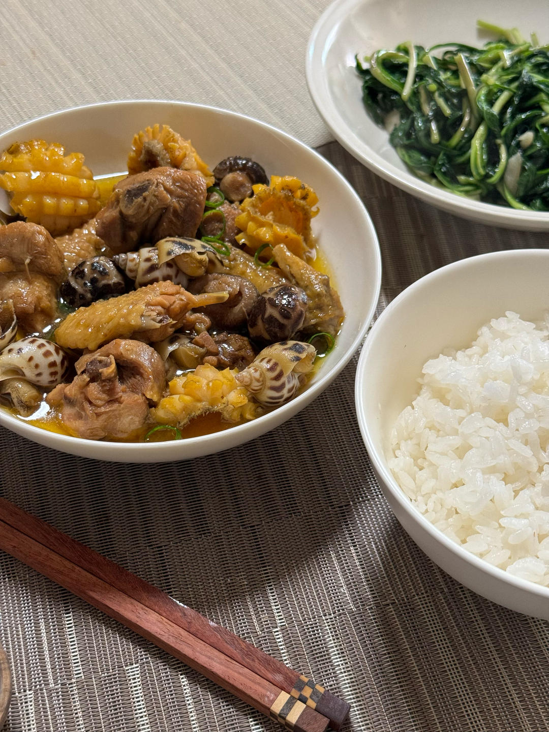 【鲍鱼花螺鸡煲】还是广东人最会吃鸡，鲍鱼花螺只能当配角！