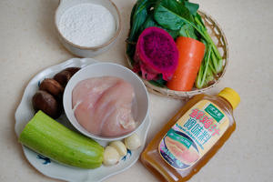 低脂鲜香三色鸡肉蒸饺——太太乐鲜鸡汁的做法 步骤1