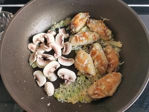 葱蒜香煎鸡翅配蘑菇的做法 步骤3