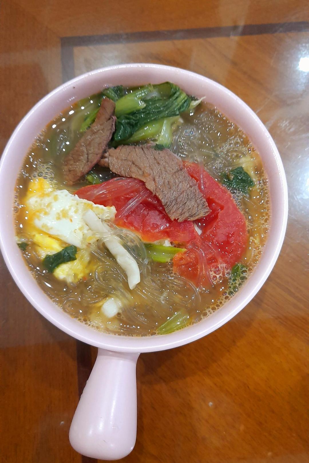 蕃茄海鲜菇青菜油煎蛋牛肉粉丝汤