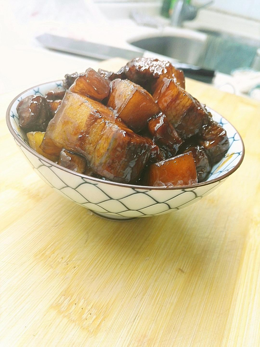 吃着碗里望着锅里的红烧肉