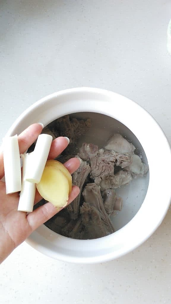 清炖滋补萝卜羊排汤的做法 步骤4