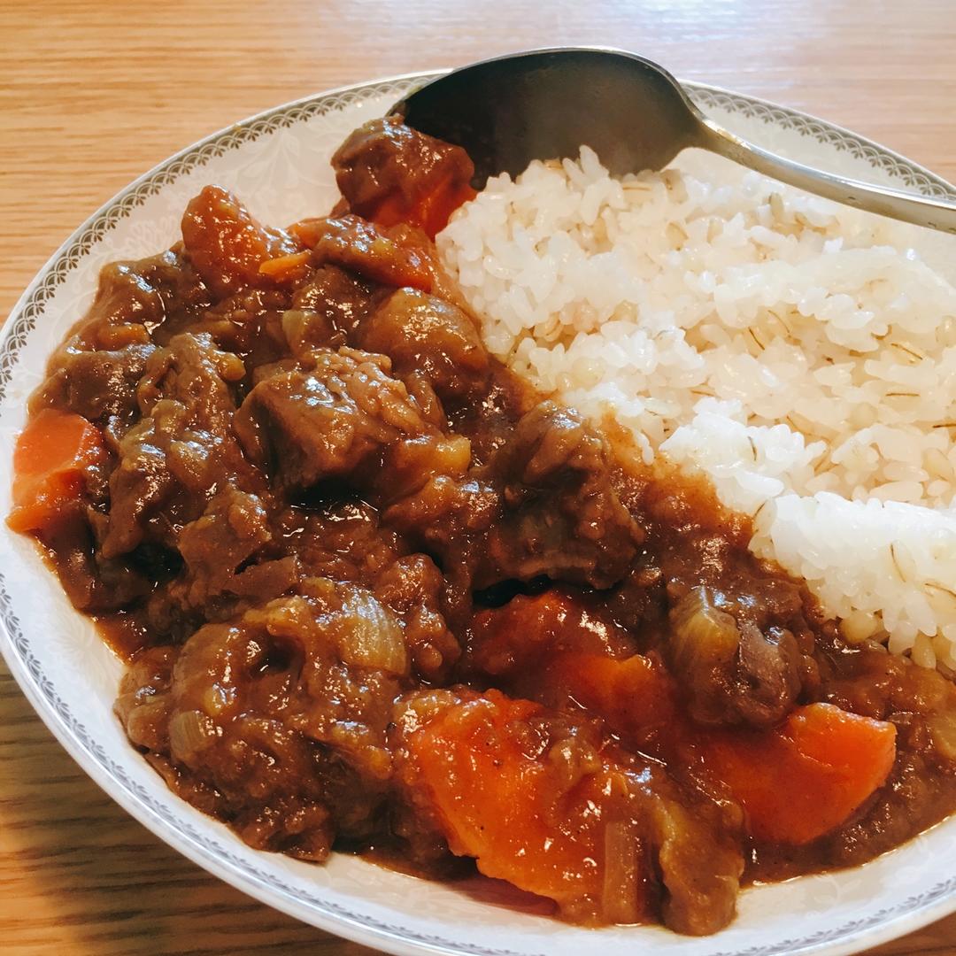 日本上班族小食堂做的牛肉咖喱饭
