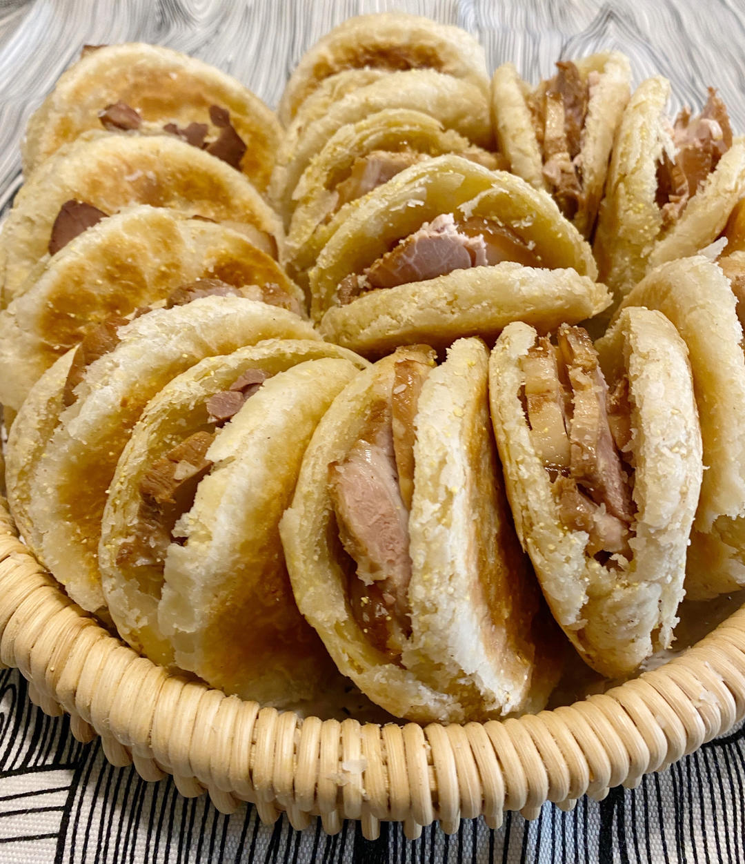 赤峰对夹|酥皮夹熏肉 一口气吃仨