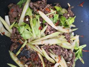 西芹泡椒炒牛肉的做法 步骤10