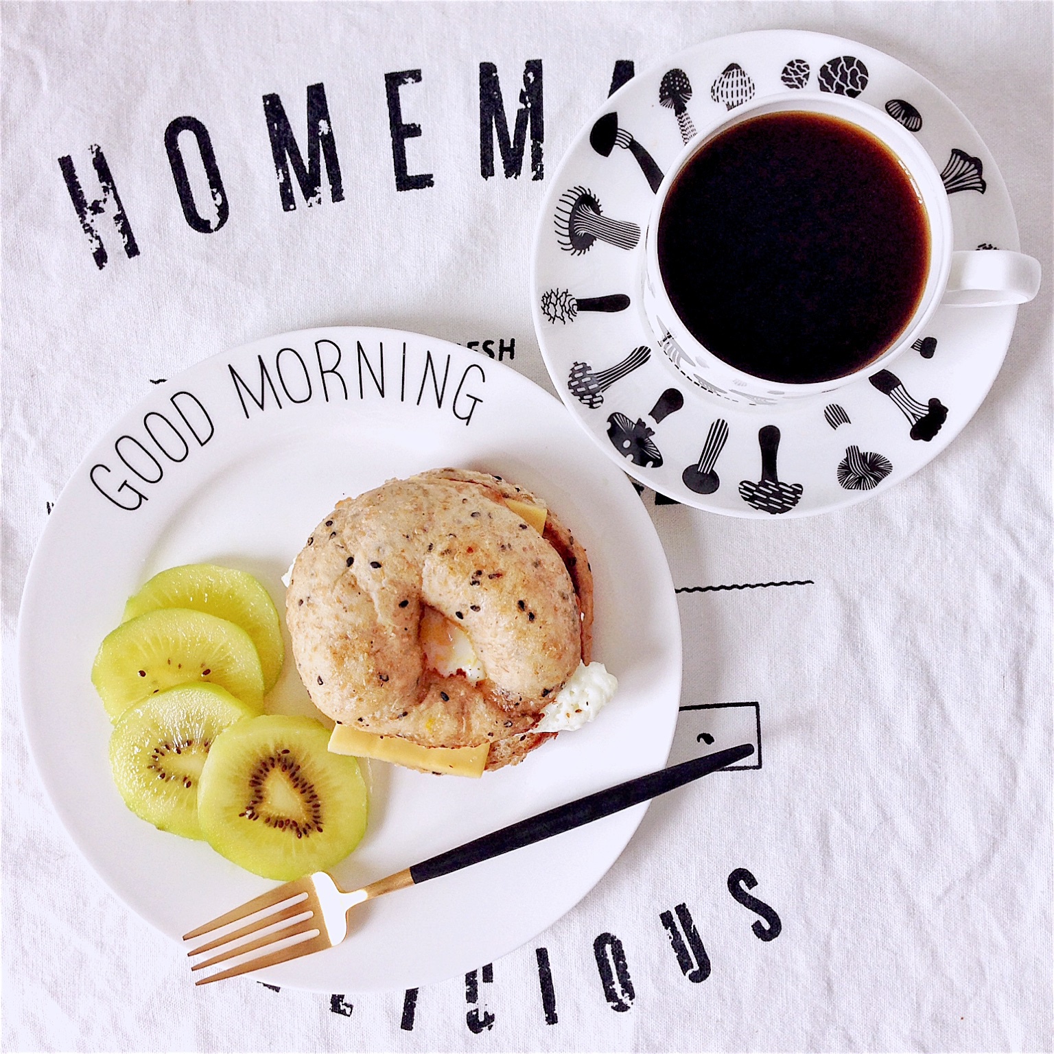 鸡蛋贝果三明治