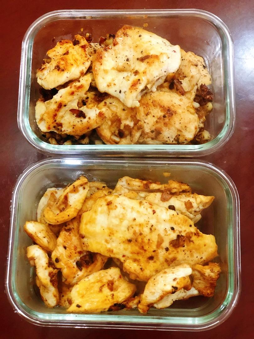 蒜香煎鸡胸（绝对少油，健身必备）