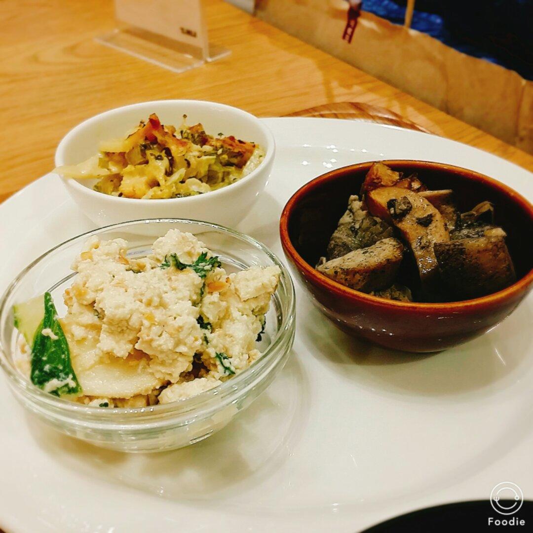 初食霓虹