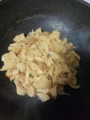 素炒猴头菇的做法 步骤3