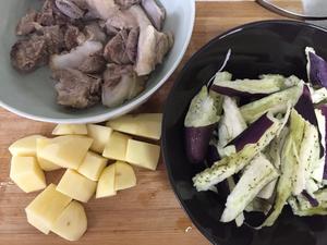 干锅排骨土豆烧茄子的做法 步骤1