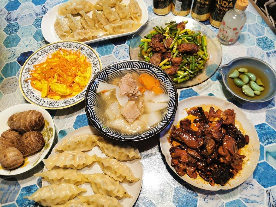 清炖羊排，老爸的拿手菜，汤鲜味浓，羊肉软烂，连萝卜都非常好吃