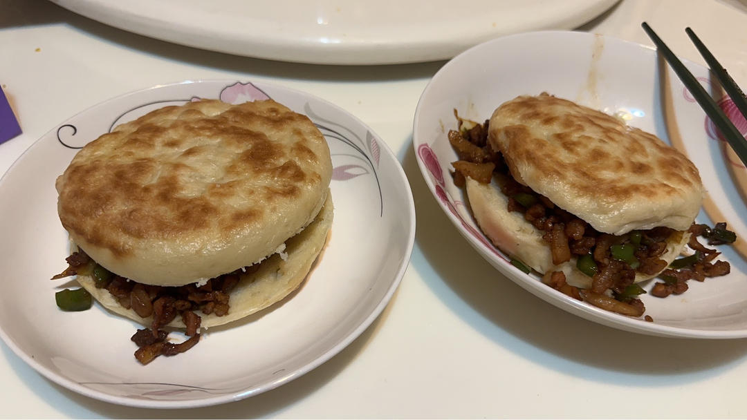 青椒孜然炒肉夹馍