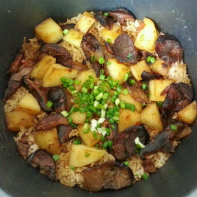 腊肠香菇土豆焖饭（电饭煲版本）