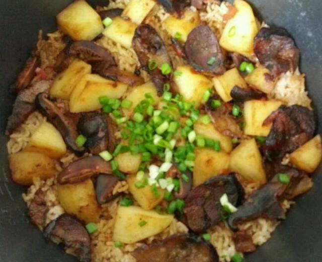 腊肠香菇土豆焖饭（电饭煲版本）的做法