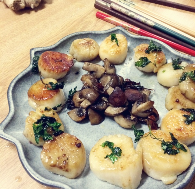 煎扇贝配小蘑菇