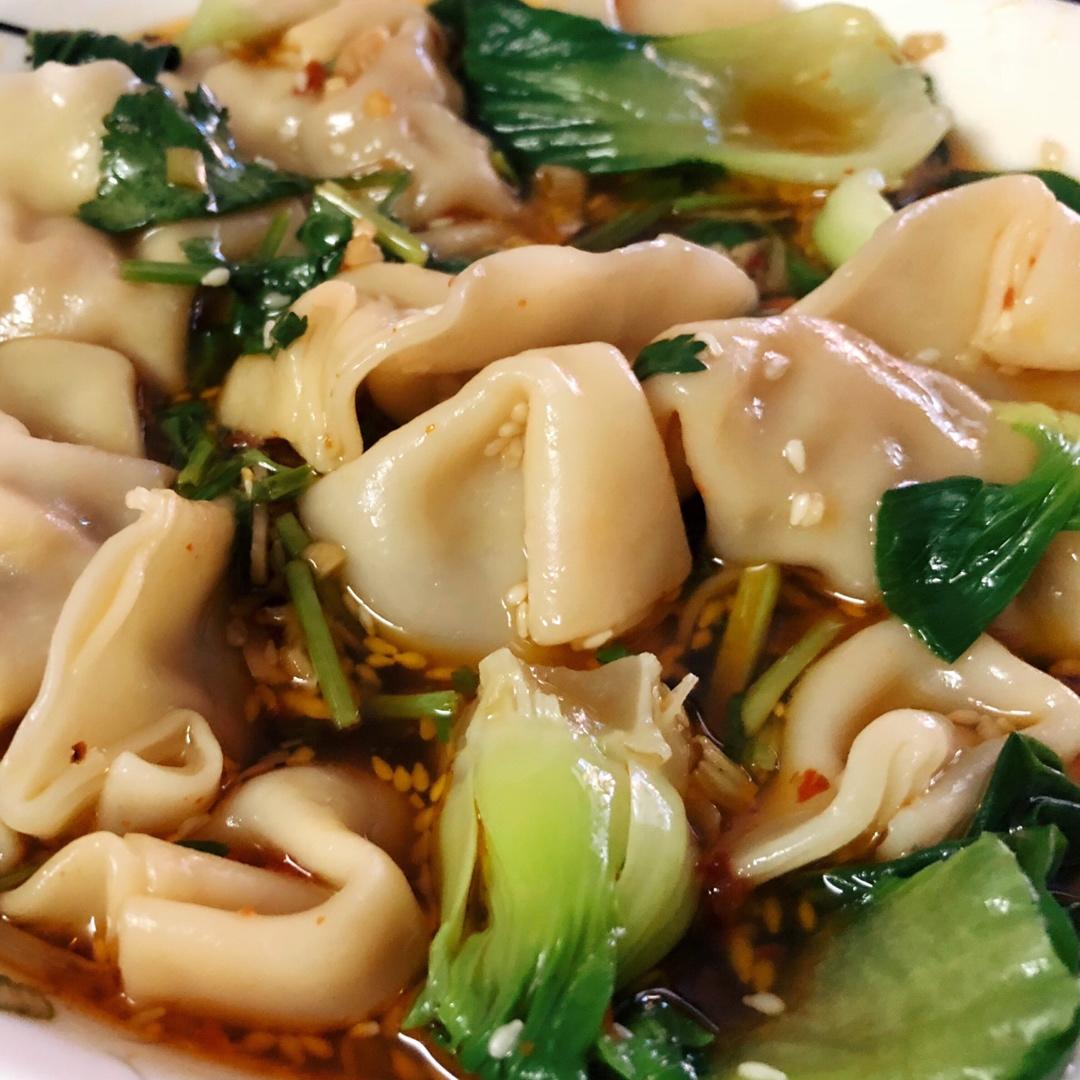 省时又便捷，没人能抗拒这碗酸汤水饺！🥟