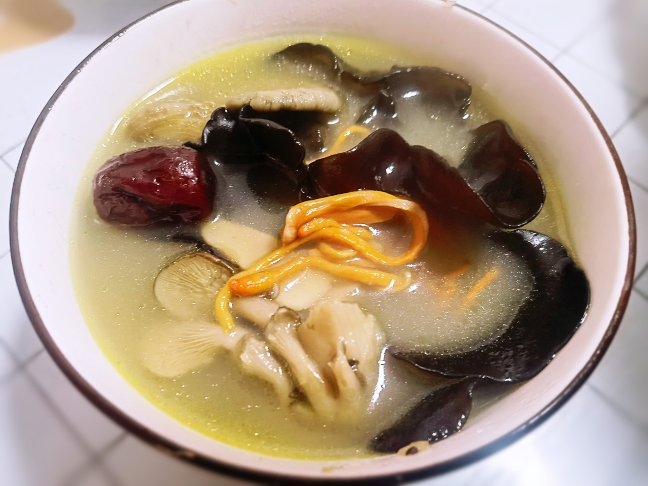 杂菌汤(冬日暖暖快手菌菇汤，热乎乎减脂餐)的做法