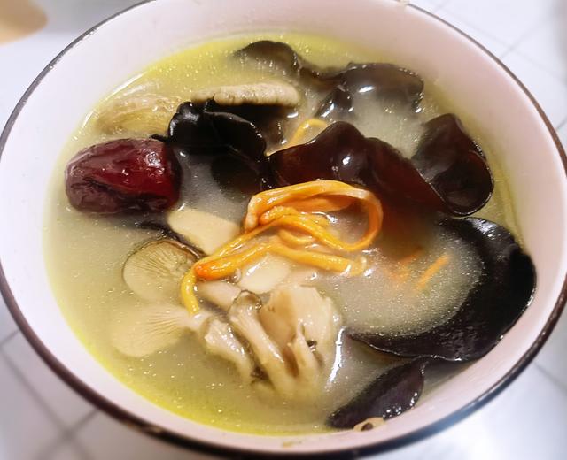 杂菌汤(冬日暖暖快手菌菇汤，热乎乎减脂餐)的做法