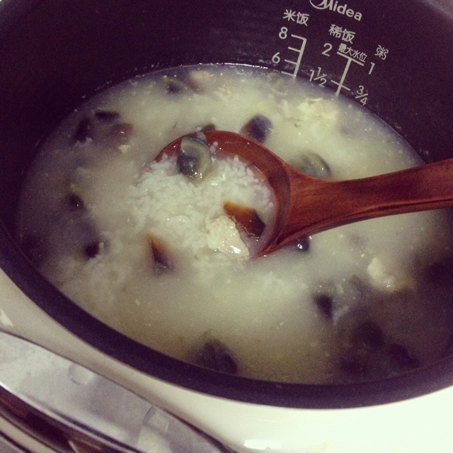 电饭煲版皮蛋瘦肉粥