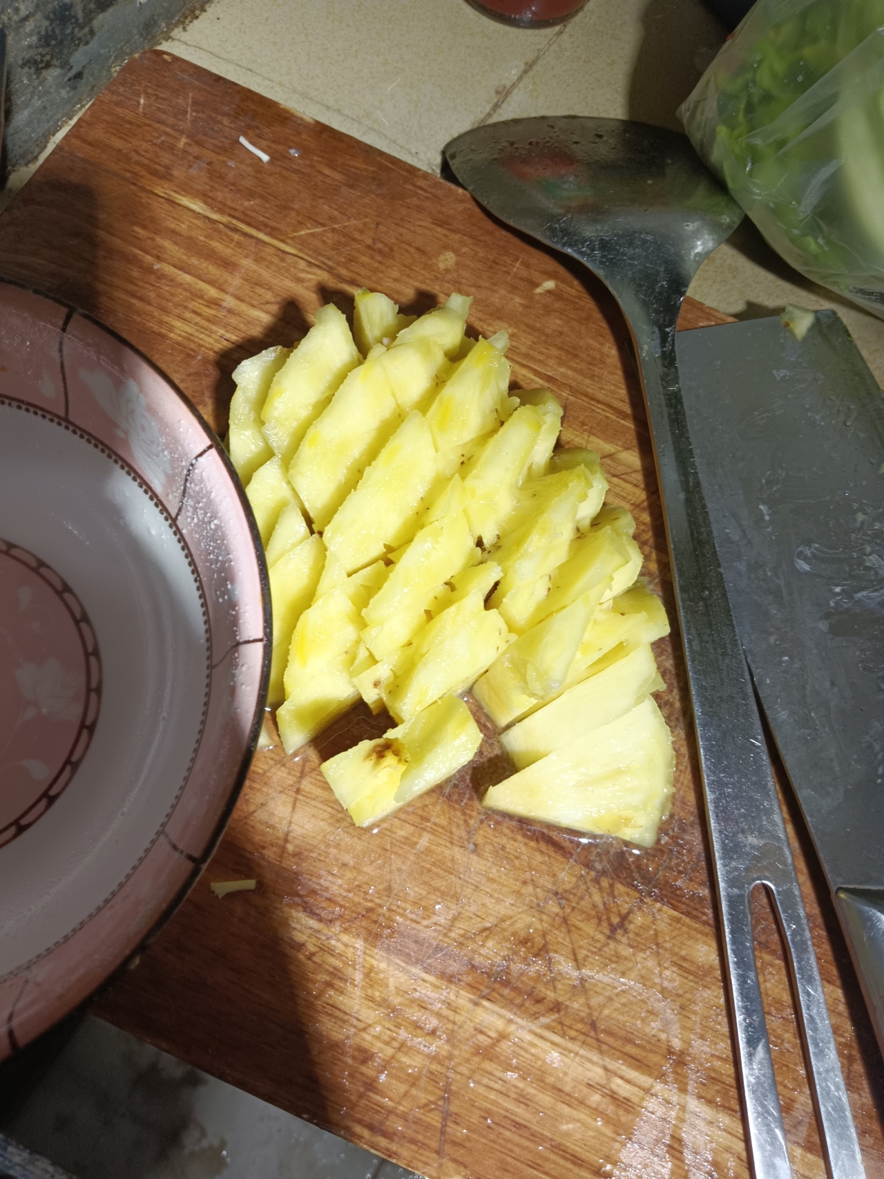 酸甜可口的菠萝鸡块的做法 步骤1