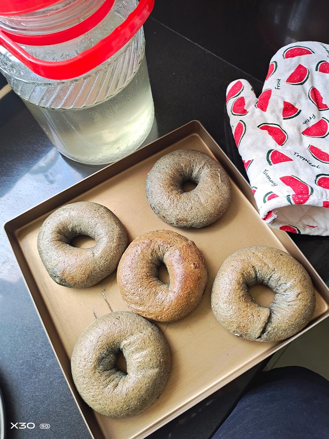 双重黑芝麻奶酥贝果