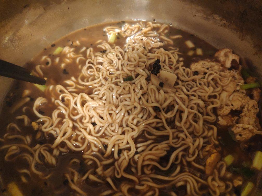 十分钟搞定！！酱汁浓郁好吃的荷包蛋焖面