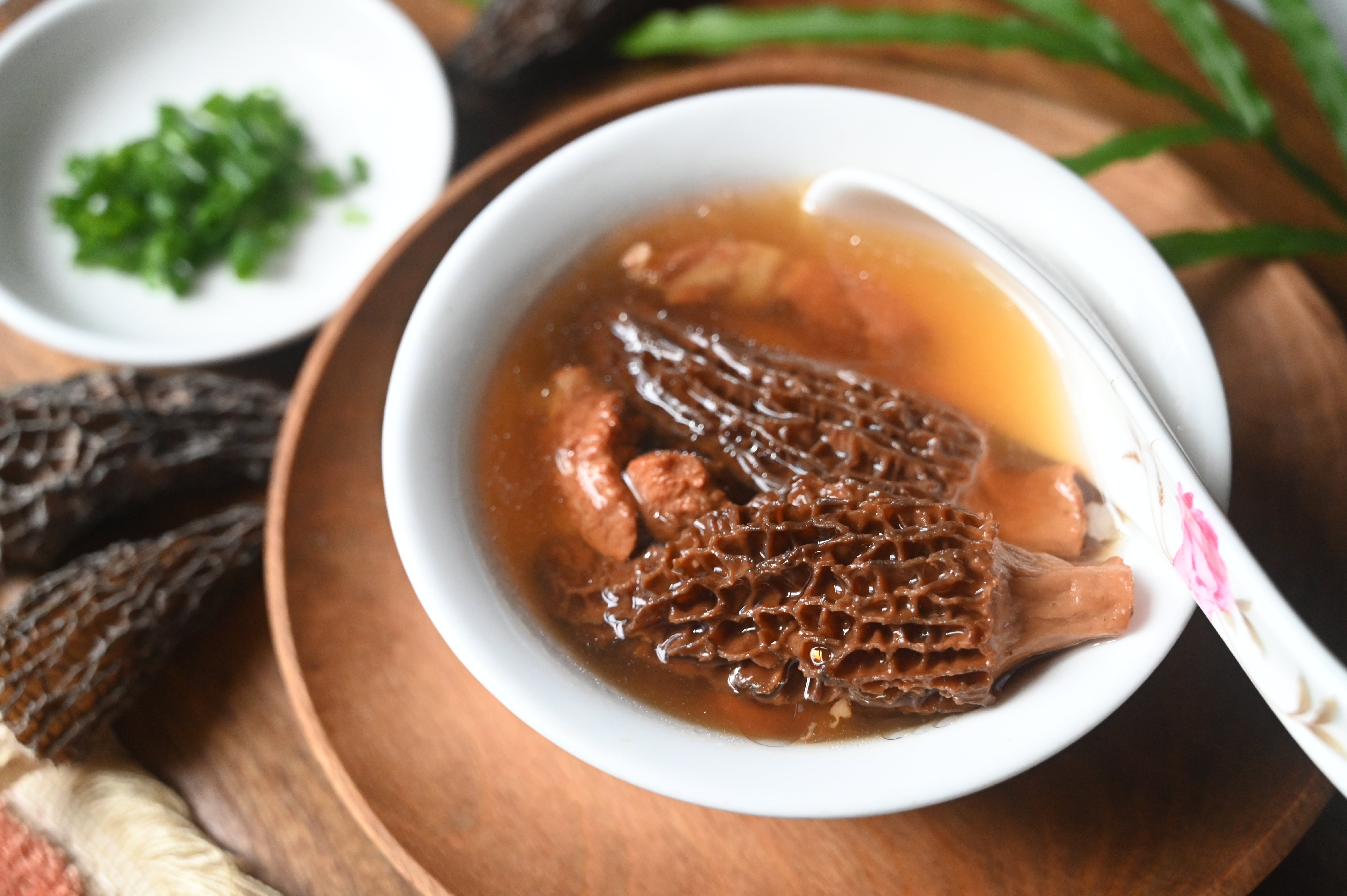 透鲜滴羊肚菌炖肉的做法