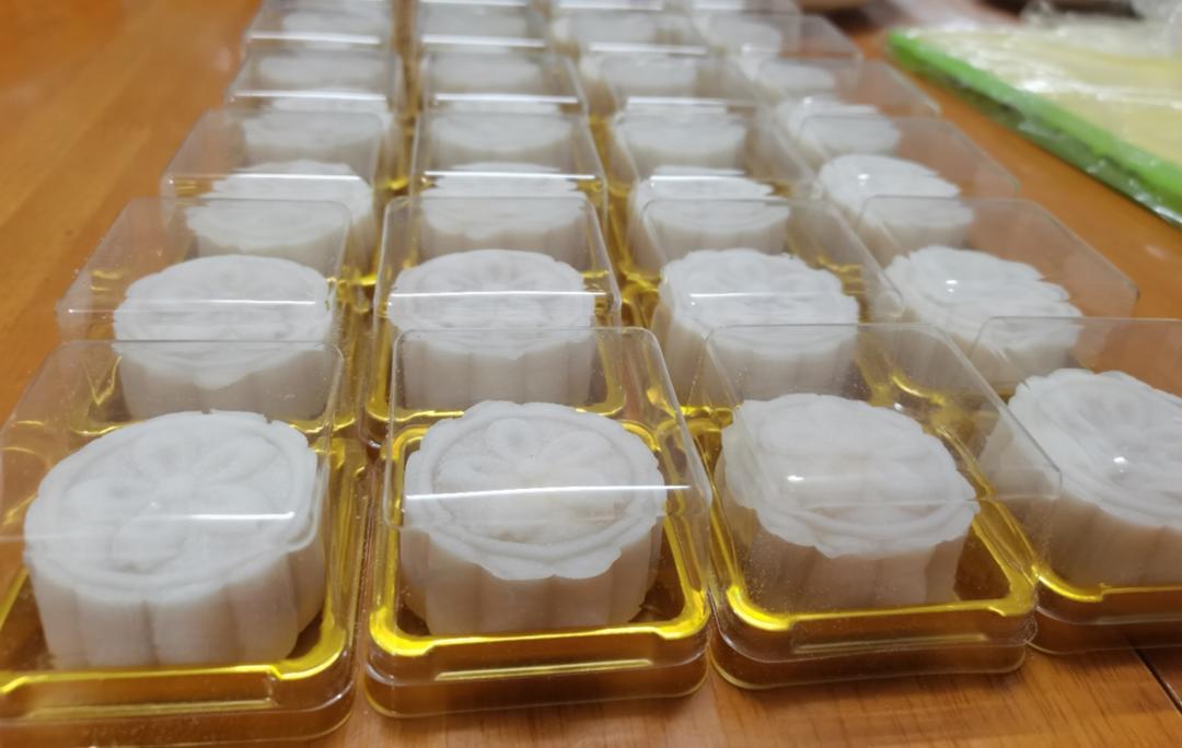 小吃货的「提前中秋快乐：榴莲芝士芒果冰皮月饼」