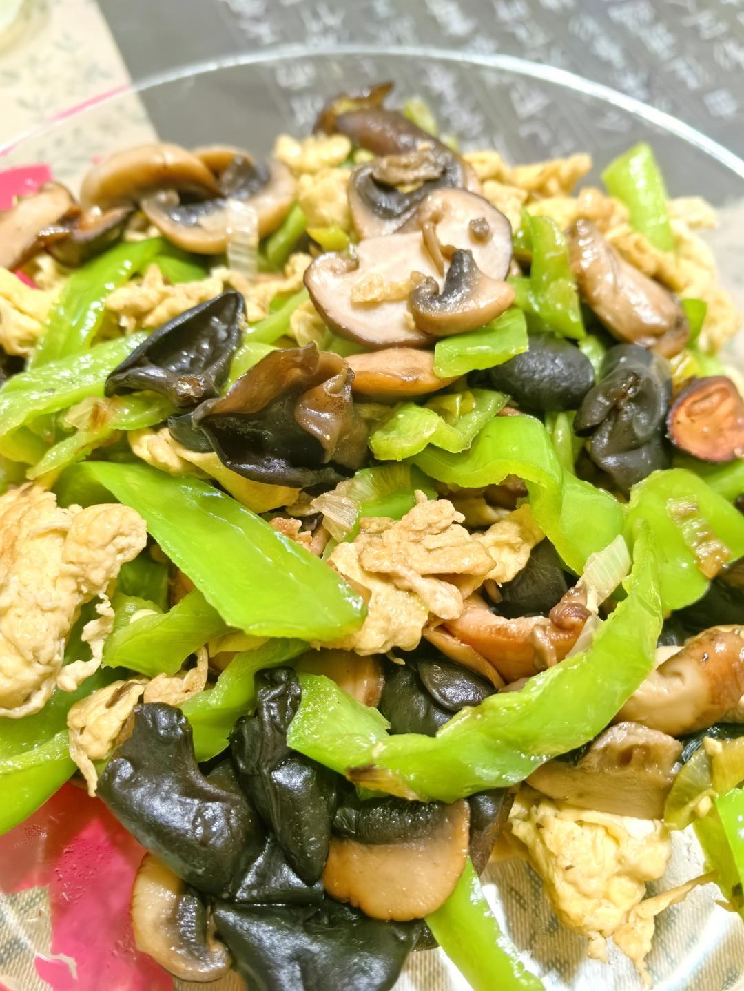黑木耳青椒炒鸡蛋（营养又下饭）