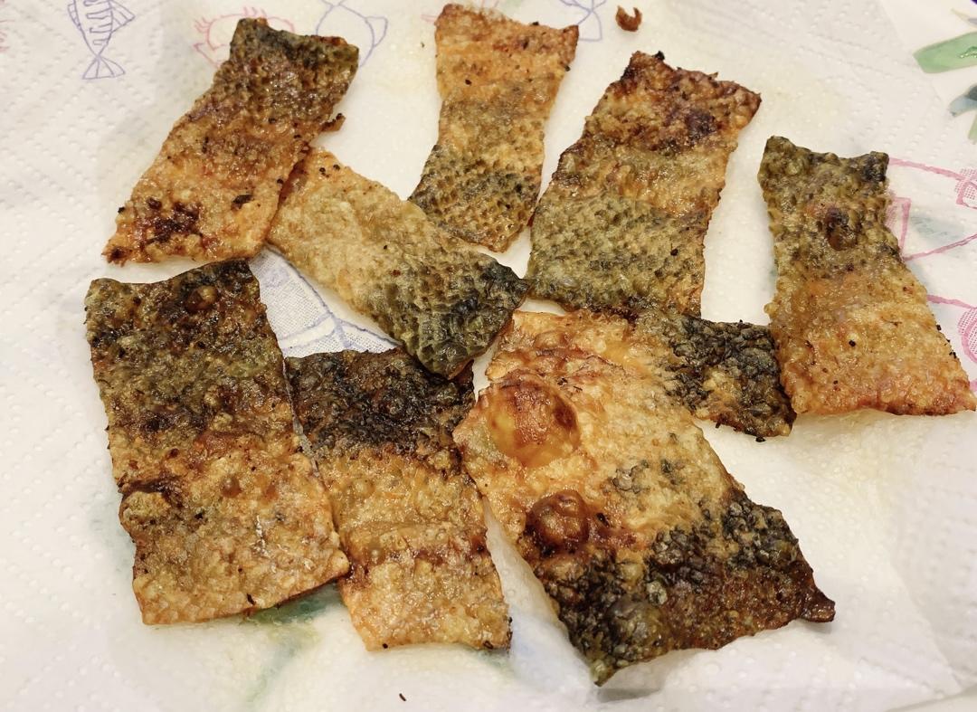 三文鱼皮脆片（热量较低）