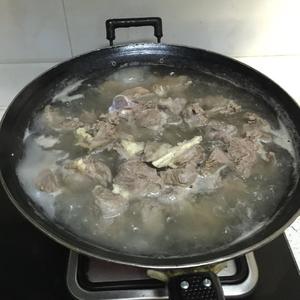 爸爸的菜谱：新疆羊肉汤的做法 步骤2