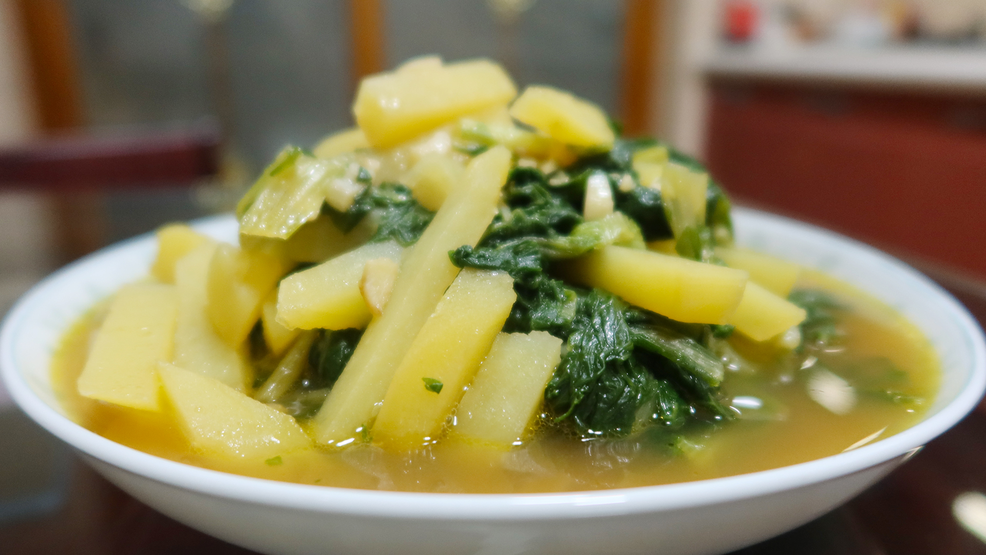 小白菜炖土豆条，东北地道家常菜，从小吃到大的味道，绝对错不了的做法