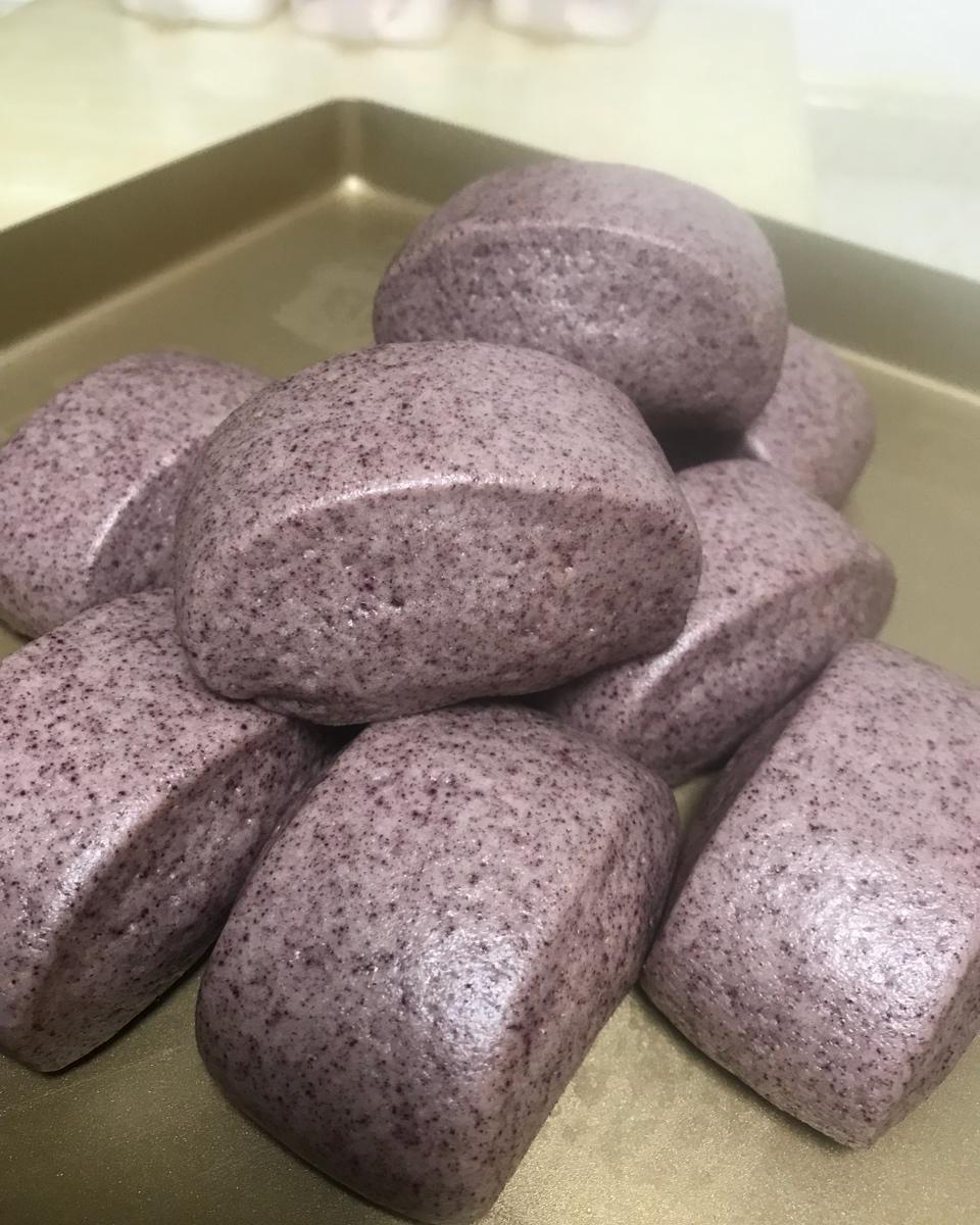 糖果的小屋做的黑米粉刀切馒头