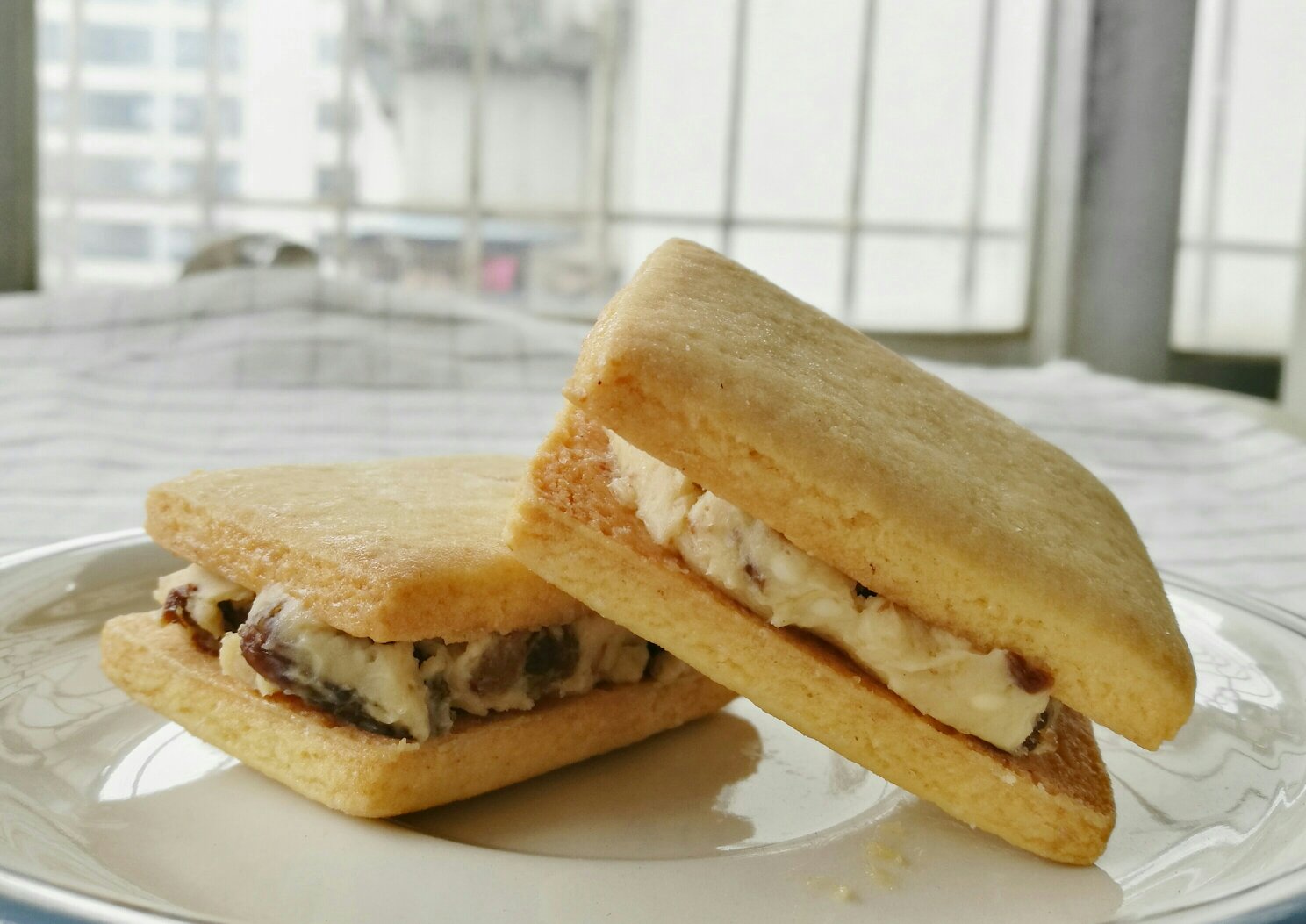 黄油三明治饼干（完美PK北海道六花亭朗姆葡萄三明治饼干）
