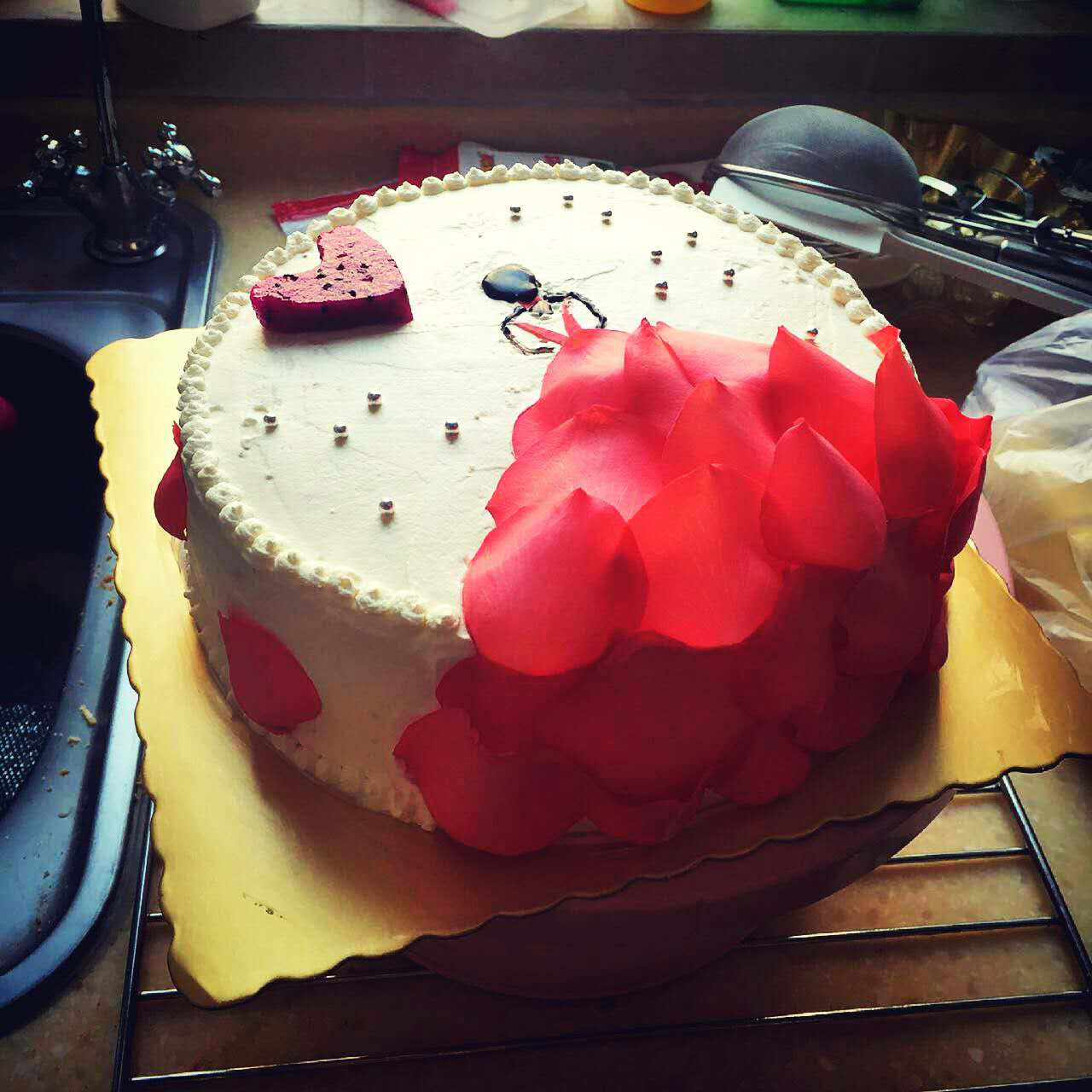 玫瑰花瓣生日蛋糕