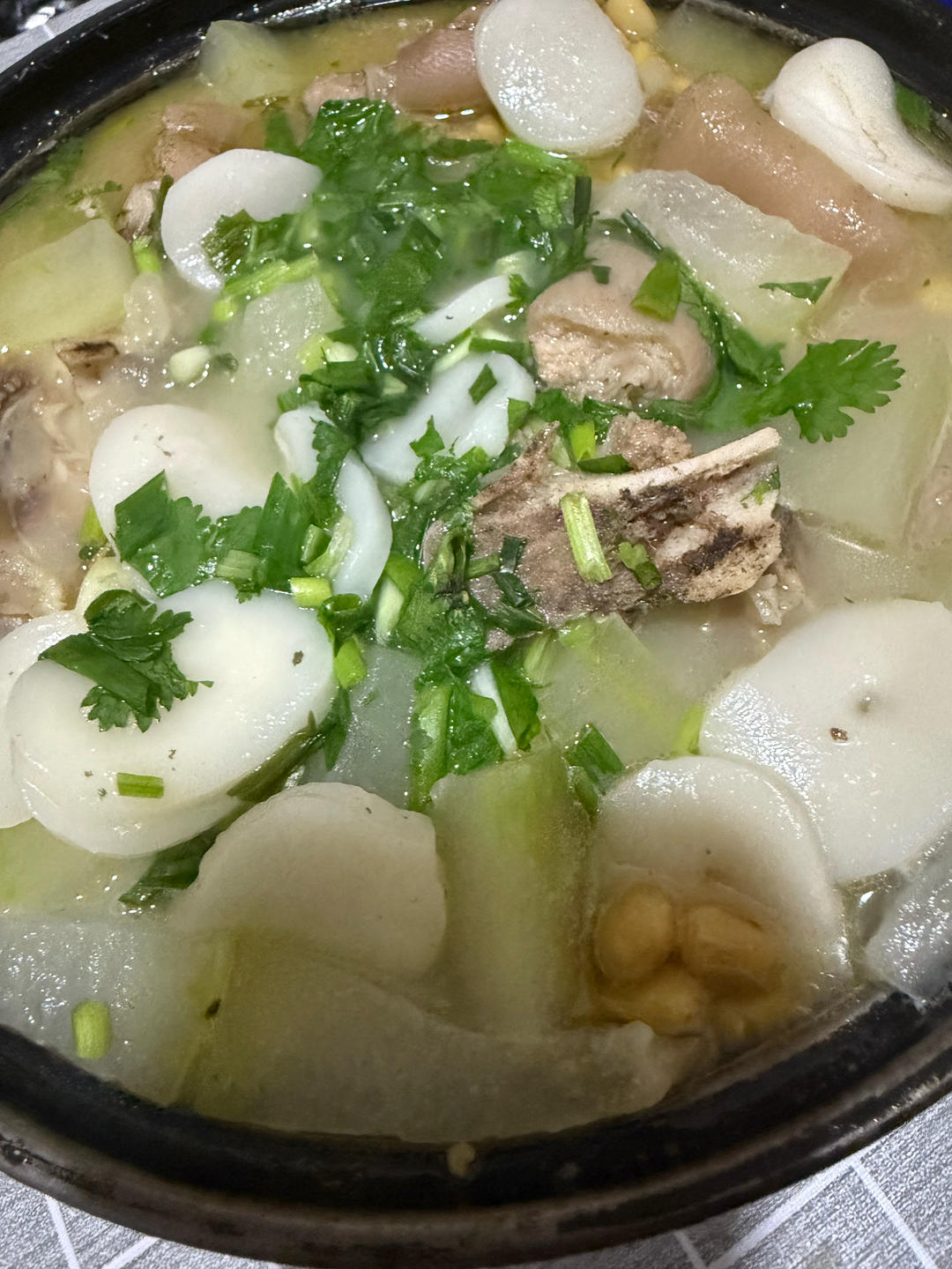 孩子爱喝的黄豆炖猪蹄，清香不油腻，先煎后炖才能软糯弹牙