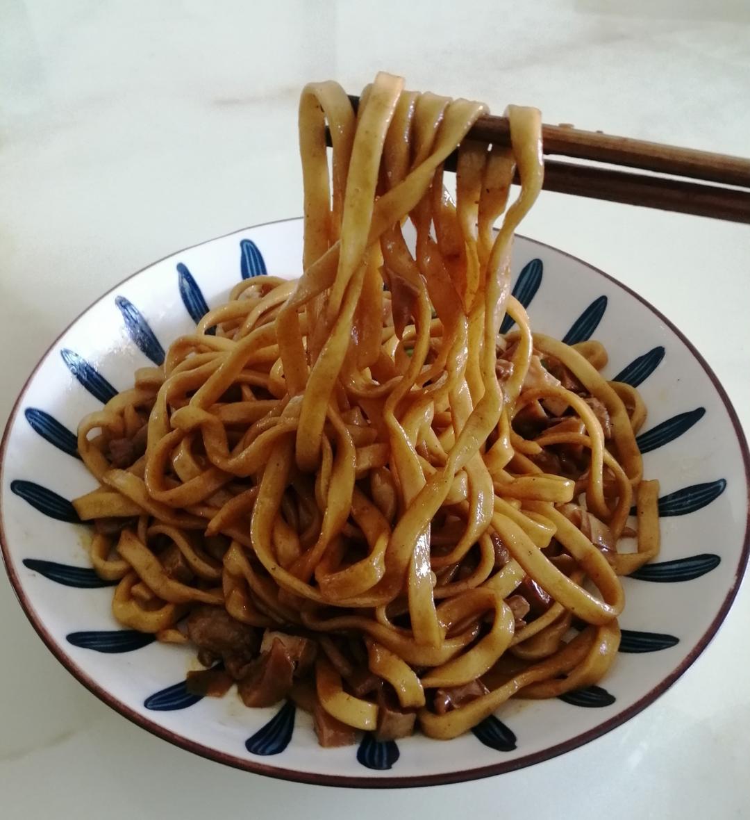 *压面机压的面条*葱油拌面吃起来